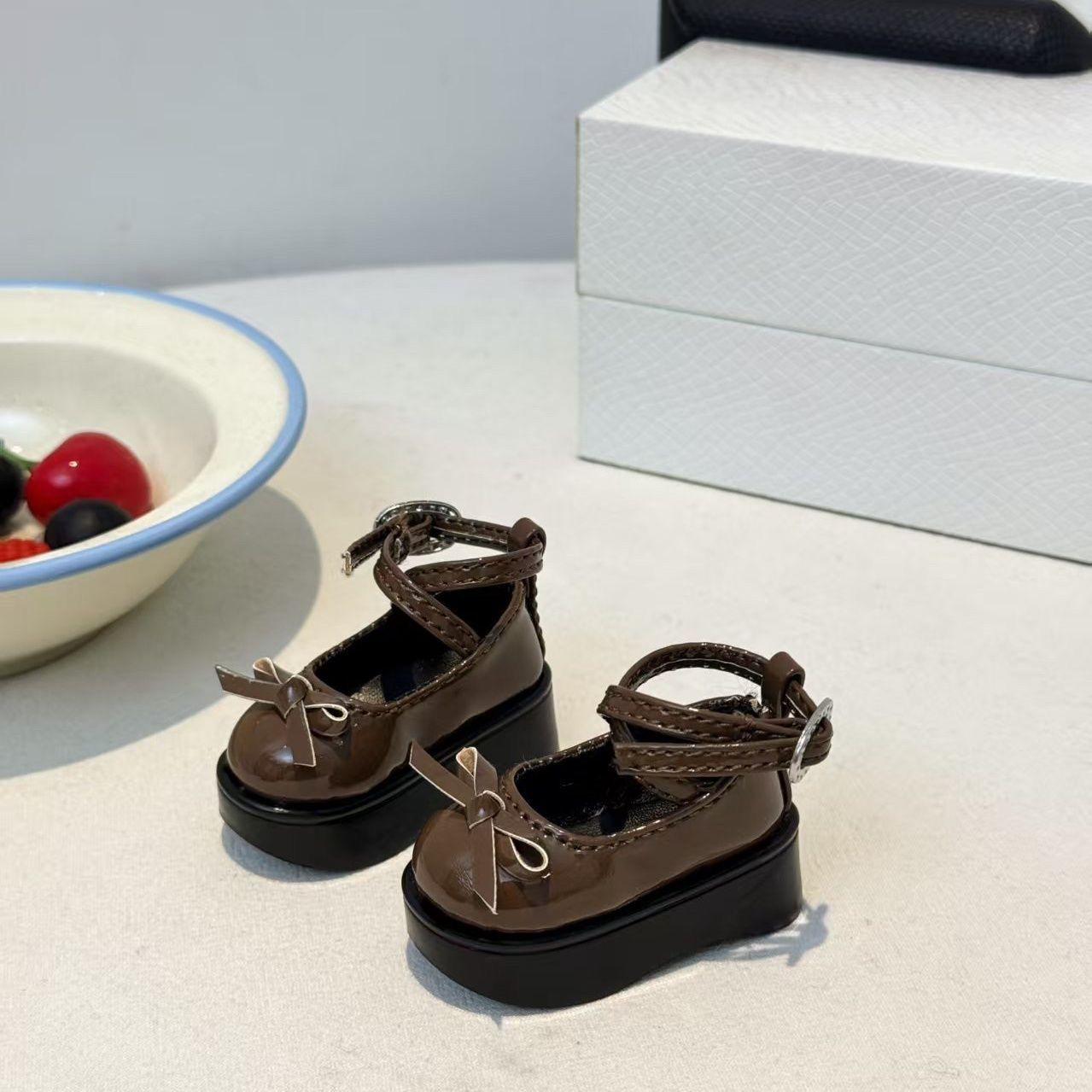 Vintage Collectible Shoes - Koffiebruine strikplatform poppen schoenen, glanzend PU