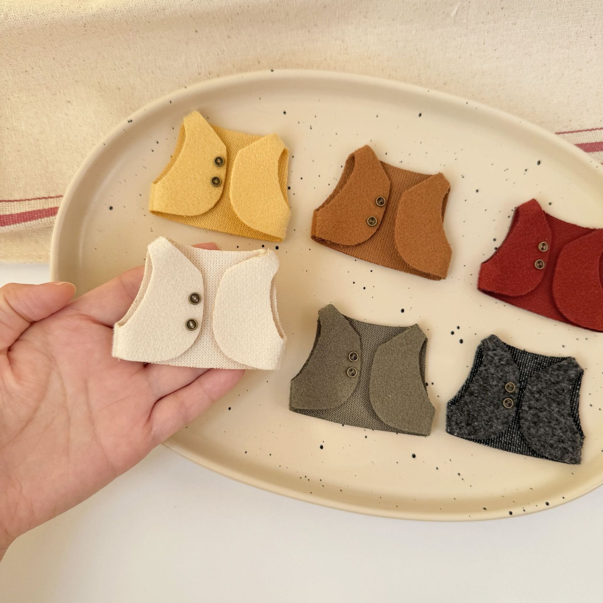 Vintage Toy Collector - Handgemaakte 10cm poppenkleding vintage wollen vest